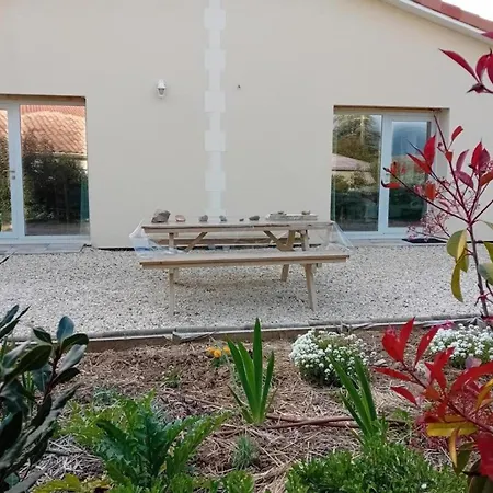 Apartment Moderne Avec Terrasse, Parking Et Wifi - Fr-1-653-262 Baignes-Sainte-Radegonde