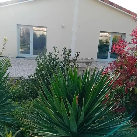 Moderne Avec Terrasse, Parking Et Wifi - Fr-1-653-262 * Baignes-Sainte-Radegonde
