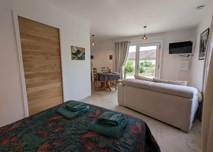 Moderne Avec Terrasse, Parking Et Wifi - Fr-1-653-262 Baignes-Sainte-Radegonde