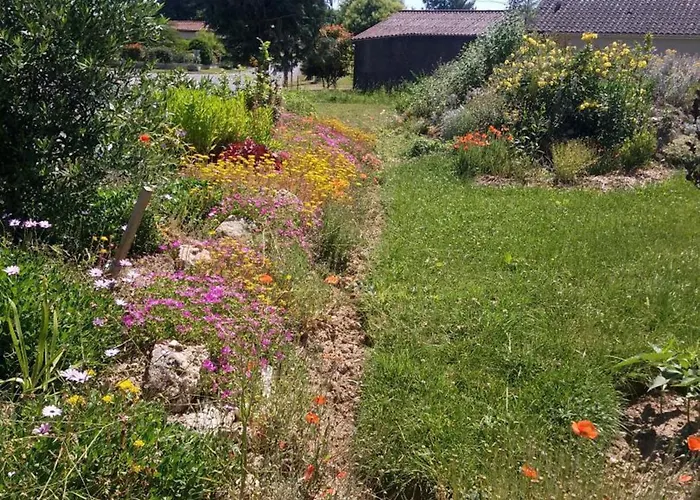 Moderne Avec Terrasse, Parking Et Wifi - Fr-1-653-262 Baignes-Sainte-Radegonde